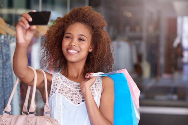 Kadın selfie çekiyor.