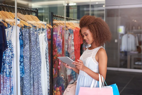 Mujer joven con tableta digital —  Fotos de Stock