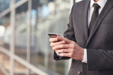 cep telefonu üzerinde işadamı manifatura