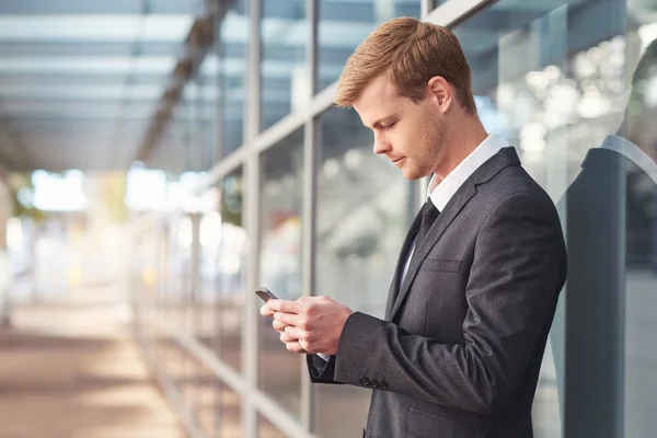 Businessman texting on cellphone — Stock Photo, Image