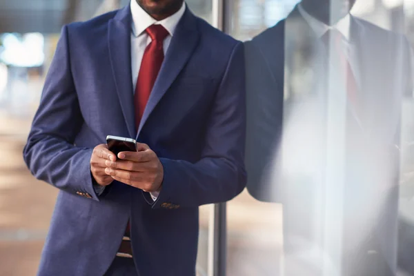 Empresario Mensajes de texto en el teléfono celular — Foto de Stock