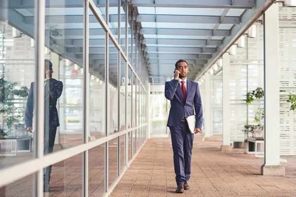 Business man talking on cell phone while walking — стоковое фото