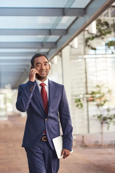 Beszél-a cellphone-járás közben üzletember — Stock Fotó