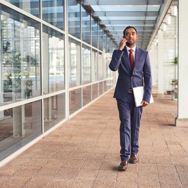 Business man talking on cell phone while walking — стоковое фото