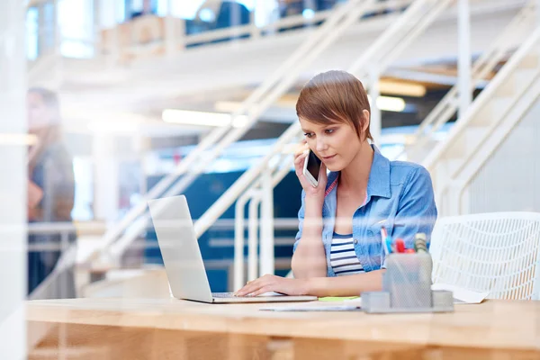 Étudiant travaillant sur ordinateur portable dans l'espace moderne — Photo