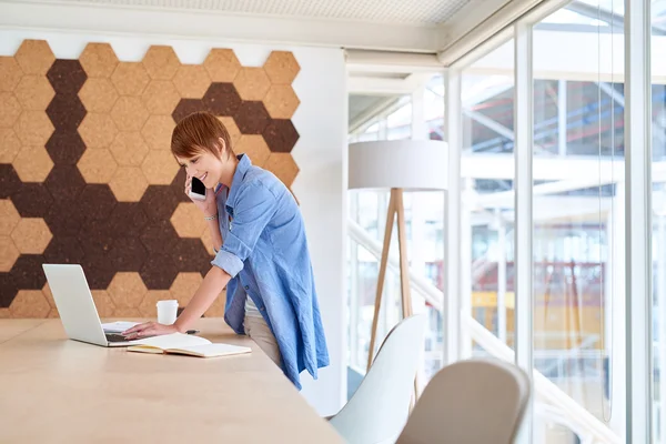 Empreendedor olhando casual no escritório moderno — Fotografia de Stock