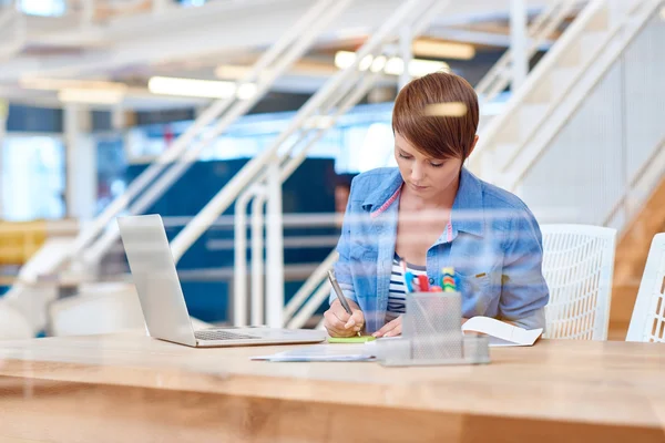 Mujer de negocios que trabaja en escritorio moderno — Foto de Stock