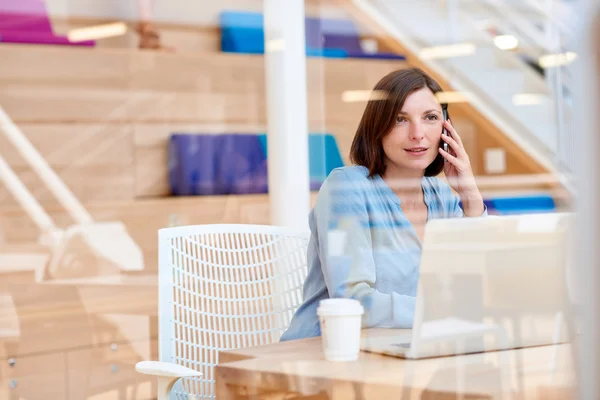 Empresário falando por telefone no escritório moderno — Fotografia de Stock