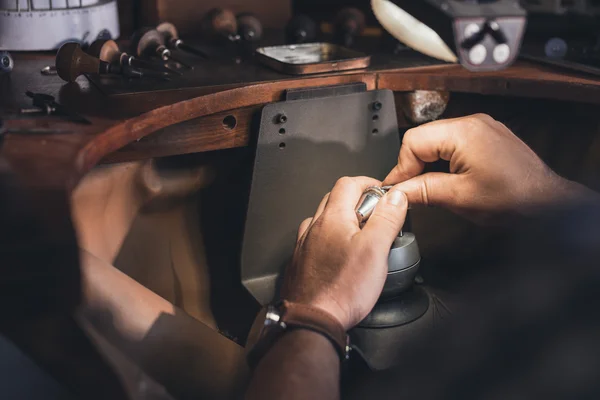 Joalheiro usando ferramentas para moldar o anel — Fotografia de Stock
