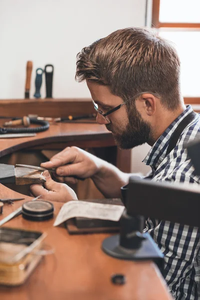 Jeweler using file to shape and smooth out ring — Stock Photo, Image