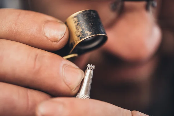 Joyero usando lupa para examinar el diamante — Foto de Stock