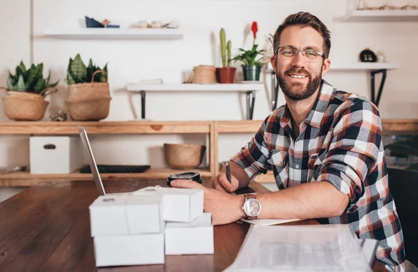 Unternehmer sitzt mit Laptop am Tisch — Stockfoto