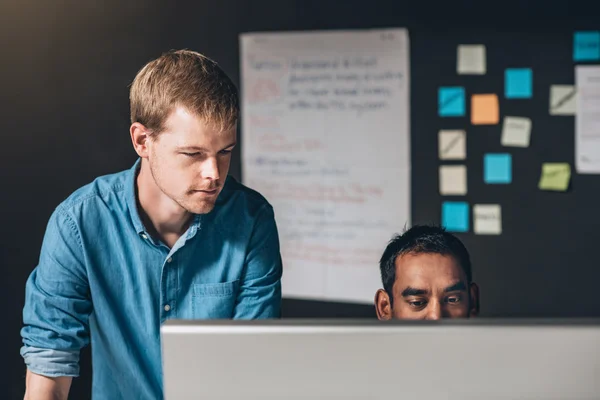 Dos diseñadores enfocados colaborando en el proyecto —  Fotos de Stock