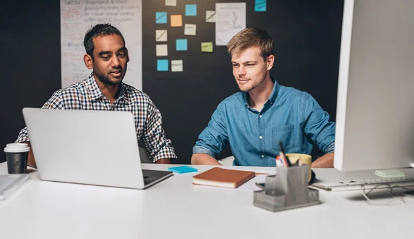 Dos diseñadores colaborando en el proyecto juntos — Foto de Stock