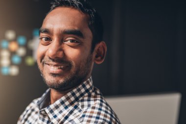 ofiste ayakta girişimci gülümseyen