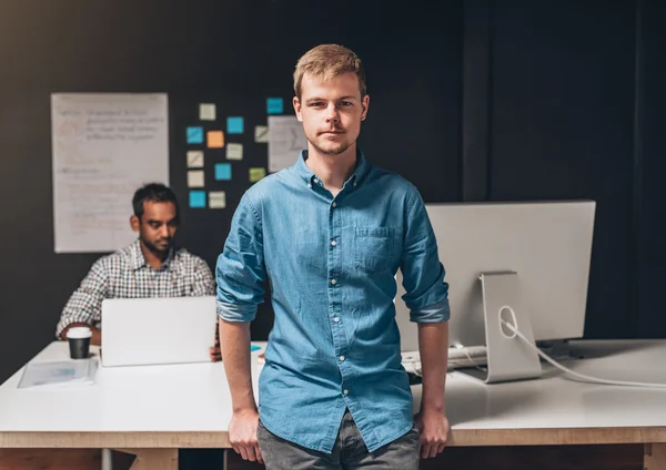 Designer de pé no escritório com colega de trabalho — Fotografia de Stock