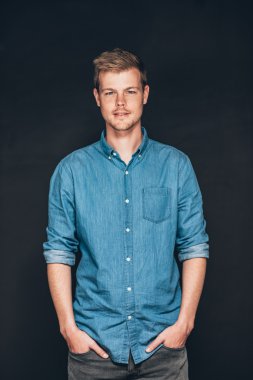 Elleri ceplerinde duran girişimci