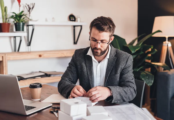 Imprenditore legare pacchetti per la consegna ai clienti — Foto Stock