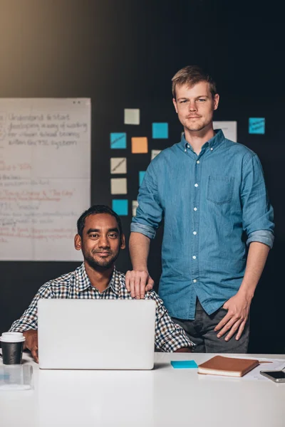 Entrepreneur standing with hand on shoulder of colleague — Stock Photo, Image