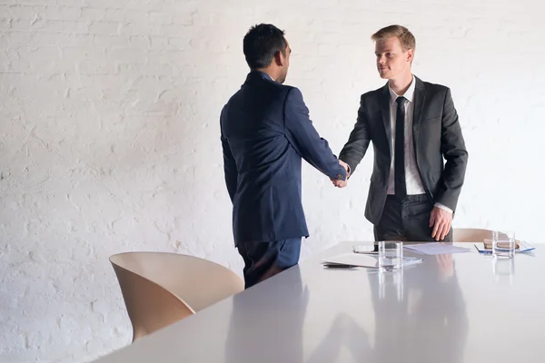 Hombres de negocios estrechando la mano después de una negociación exitosa —  Fotos de Stock