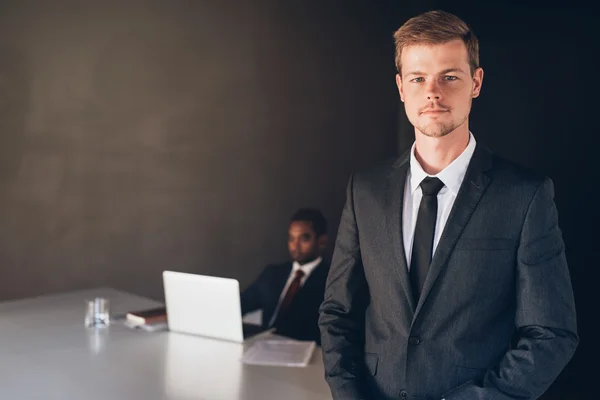 Hombre de negocios de pie en la moderna sala de juntas con su colega — Foto de Stock