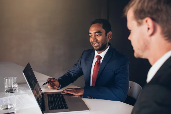 Zakenlieden in pakken samen praten over laptop — Stockfoto