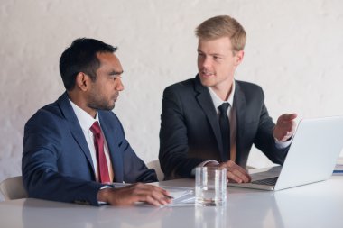 birlikte laptop üzerinde konuşmaya takım elbiseli işadamları