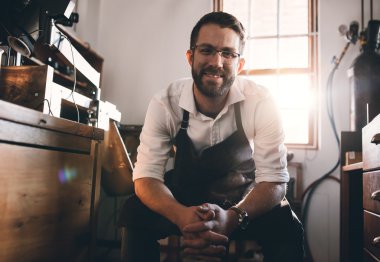 atölyede araçları dolu oturan kuyumcu