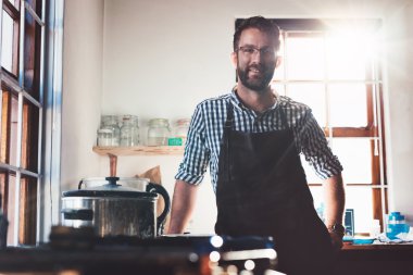 atölyede araçları dolu duran kuyumcu