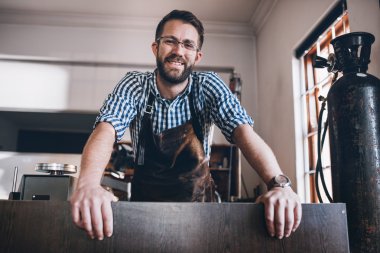 atölyede araçları dolu duran kuyumcu