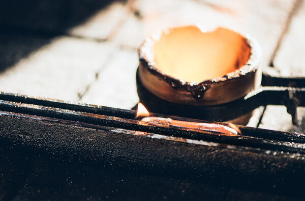 металл из тигля охлаждения в плесени
