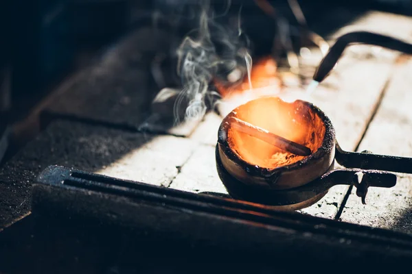 Juwelier schmilzt Barren mit Taschenlampe — Stockfoto