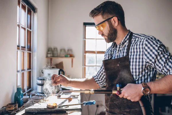 Juwelier schmilzt Metall mit Taschenlampe — Stockfoto