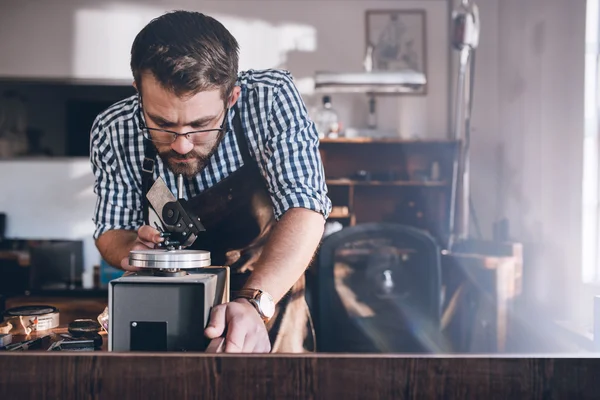 Juwelier mit Power-Phone und Pendelmotor — Stockfoto