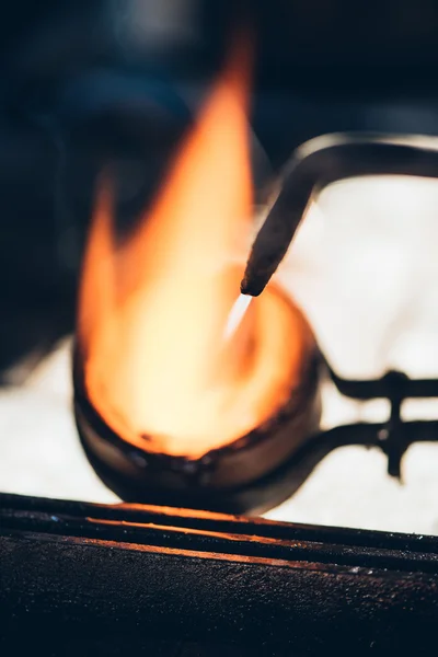 Ювелир, использующий факел для расплавления металла — стоковое фото