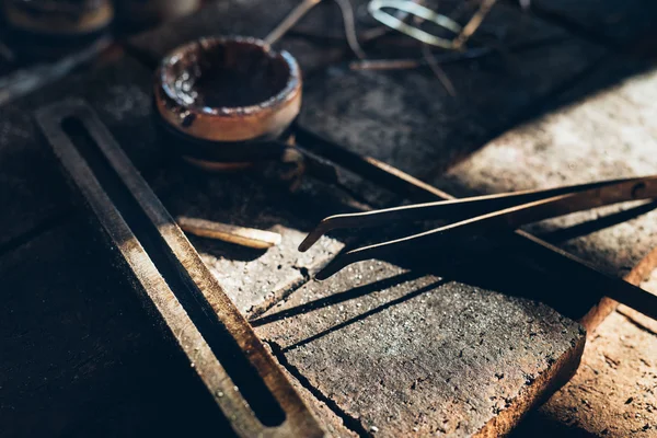 Kroes Tang en schimmel plaatsen op bakstenen — Stockfoto
