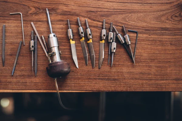 Hand gravure tools op tafel te plaatsen — Stockfoto