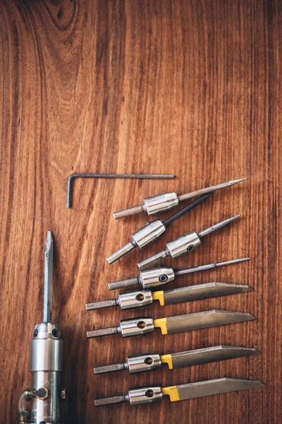 Hand gravure tools op tafel te plaatsen — Stockfoto