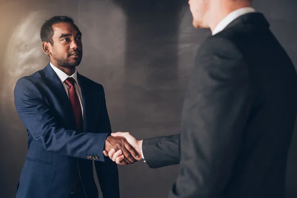 Бизнесмены пожимают руки после успешных переговоров — стоковое фото