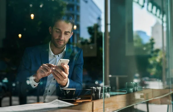 Joven Hombre Negocios Enviando Mensaje Texto Teléfono Celular Mientras Bebe — Foto de Stock