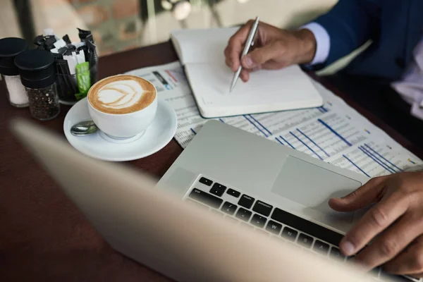 Close Van Een Zakenman Die Schrijft Een Notebook Werkt Een — Stockfoto