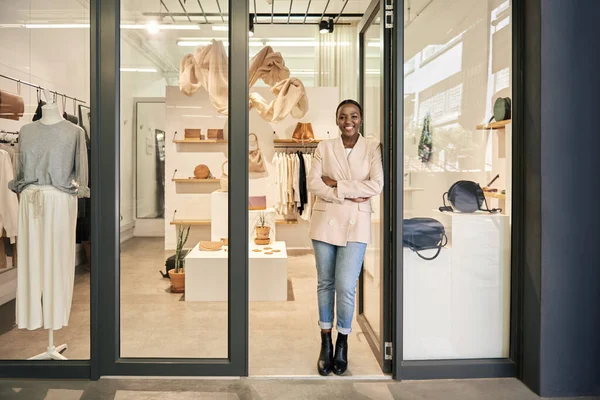 Porträt Einer Lächelnden Afroamerikanischen Unternehmerin Die Sich Mit Verschränkten Armen — Stockfoto