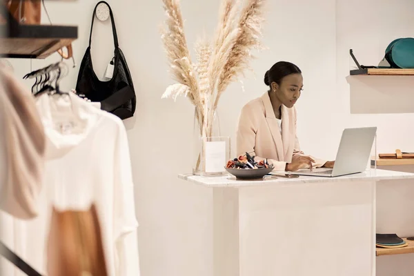 Jovem Empresária Afro Americana Trabalhando Laptop Balcão Sua Elegante Boutique — Fotografia de Stock