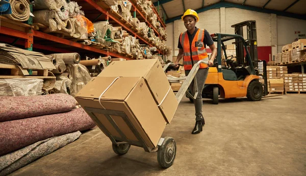 Joven Trabajadora Africana Empujando Una Muñeca Con Cajas Alrededor Del — Foto de Stock