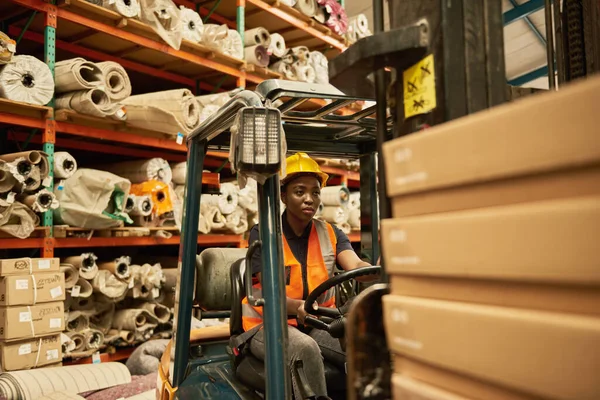 Jovem Motorista Empilhadeira Africana Movendo Caixas Redor Chão Armazém Têxtil — Fotografia de Stock
