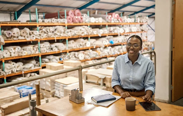 Joven Gerente Africana Sonriente Sentada Escritorio Gran Almacén Textil —  Fotos de Stock