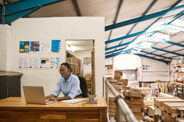 Joven Gerente Africana Usando Portátil Mientras Trabaja Escritorio Gran Almacén — Foto de Stock