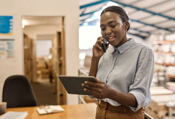 Lächelnde Junge Afrikanische Managerin Steht Einem Großen Textillager Und Telefoniert — Stockfoto