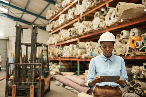 Joven Mujer Africana Hardhat Mirando Portapapeles Mientras Trabaja Almacén Textil — Foto de Stock