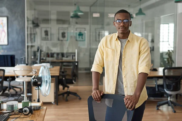 Портрет Уверенного Молодого Африканского Бизнесмена Опирающегося Стул Своего Стола Офисе — стоковое фото